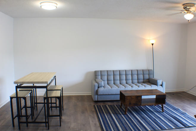 Living area - Spring Semester Lease in Hunters Ridge - 2 bed - 1 bath condo for rent! - 1372E Hunters Rd