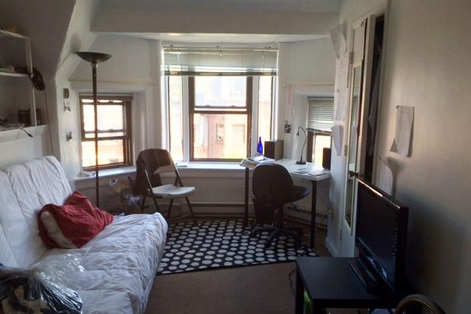hubrealtyproperties.com - Live in the heart of Back Bay, fantastic Newbury St studio apartment