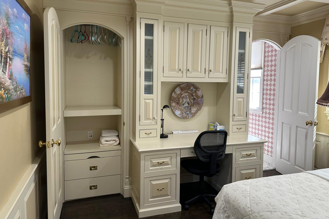 Suite-Bedroom-with-Desk-Lexington - Private Furnished First-Floor Suite w/ Queen Bed & Bath – Utilities & Parking Included – Lexington House