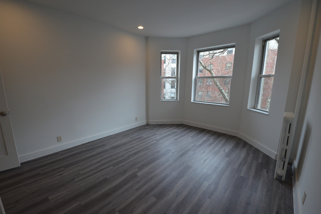 4 Bed - 109 Peterborough St. - NO Broker's Fee!!  -  Avail 9/1 - AMAZING, EXTREMELY SPACIOUS & SUNNY 3 BED SPLIT (4 BED)!!! Apartments