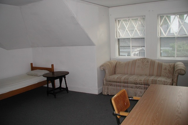 west-facing windows - HARVARD SQ. FURNISHED ROOM. Quiet, historic area. Private bath; kitchenette.  $1175/month June 1st House