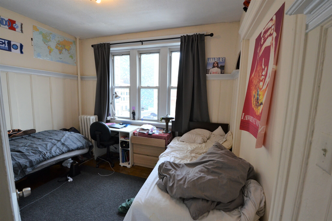 105 Peterborough St. - 3BED SPLIT - NO Broker's Fee!!  -  Avail 9/1 - Well lit Huge 3 BR Split on Peterborough St Apartments