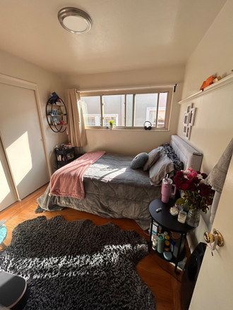 Single Bedroom, Large Wall Closet - Female SINGLE ROOM Spring Sublet, 10 mins from UC BERKELEY Apartments