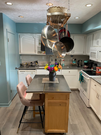 Kitchen - Fabulous Location Townhome 3Bdr/2B   Sunny Bdrm& 1B for rent