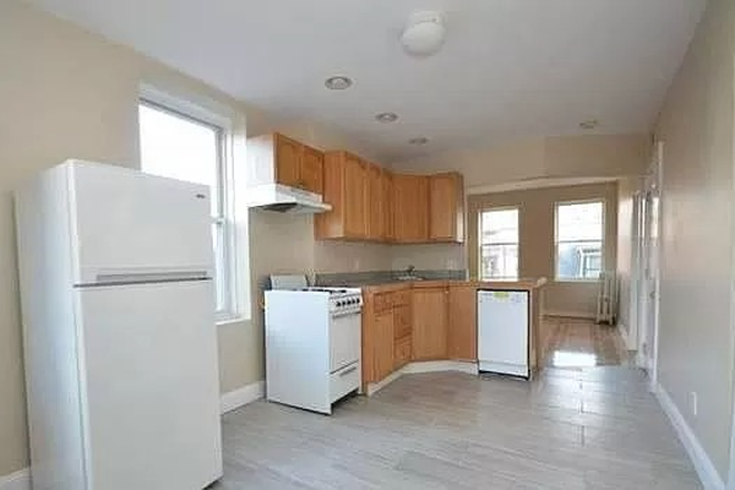 Kitchen - Cozy 2 Bed, 1 Bath Apartment on Joy St in Beacon Hill