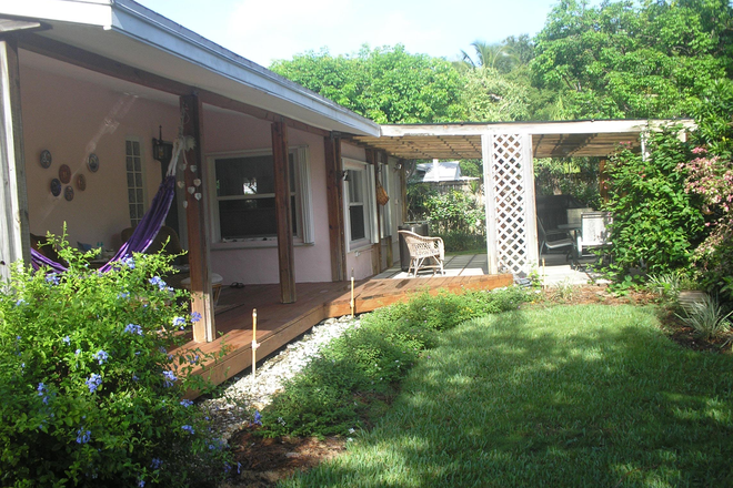 front yard, patio - AVOID MIAMI TRAFFIC & CAMPUS PARKING - 2 blocks from UM, spacious 2400 sf 4/2 house w/ private yard!