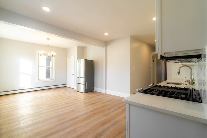 kitchen/living area - LOCATION! Bright&Sunny Renovated 2 Bed / 1 Bath avail. 9/1/26!! Apartments