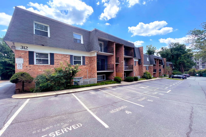 Exterior - College Court Apartments