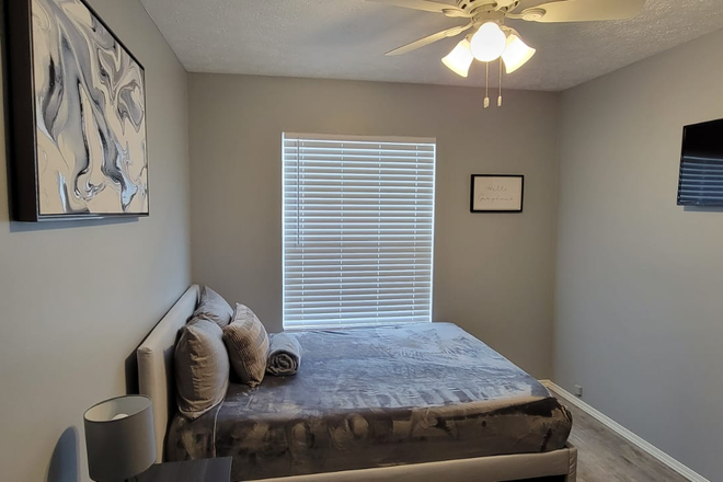 Bedroom - Furnished Private Room with Shared Amenities – Prime Campus Location Apartments