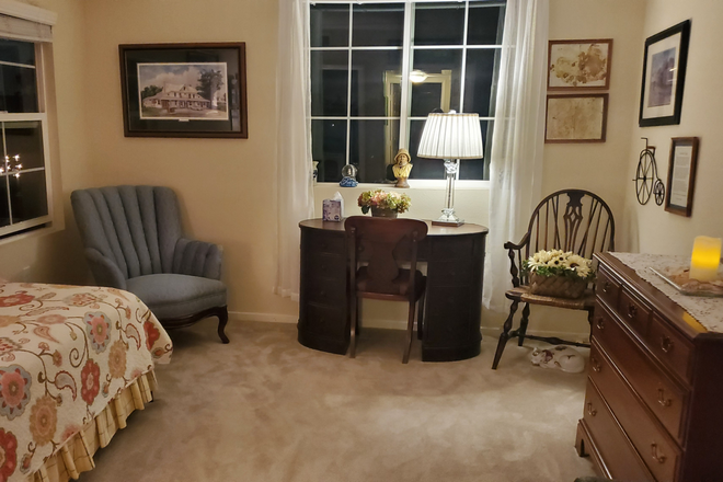 D3sk with chair - Avia lajolla Apartments