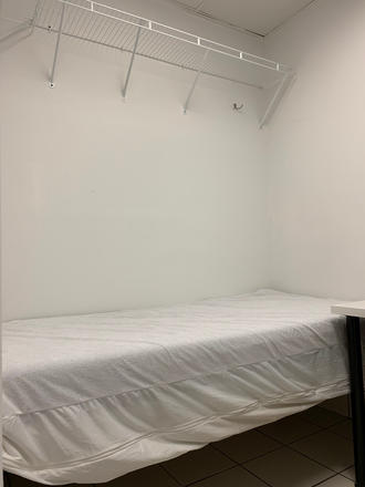 Bed - $280 - $340 Room For Rent - 40th Market St Apartments