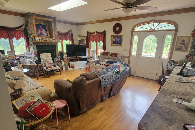 Family Room - Peaceful Lane Is True To It's Name House