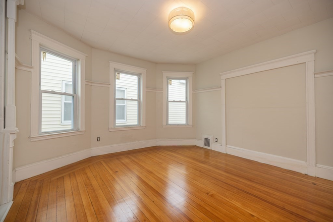 1 - SEPT 2026 – Cambridgeport 4 Bed / 1.5 Bath with In-Unit Laundry, Student OK! No Broker Fees! Apartments