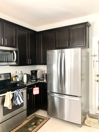 Large fridge with filtered-water fountain inside - 3beds 2.5bath Newtown House---free bus to campus, walk to groceries, shops, restaurants, cinema