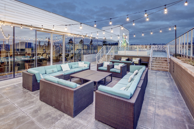 Lounge - 959 Apartment right next to campus