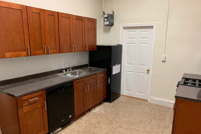 hubrealtyproperties.com - Fenway, spacious one bedroom and large updated kitchen with dishwasher