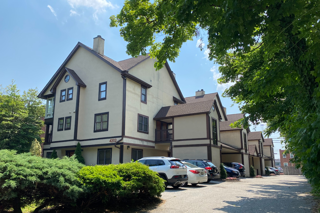 outside view (entrances/parking) - 2BR by Roland Water Tower Apartments