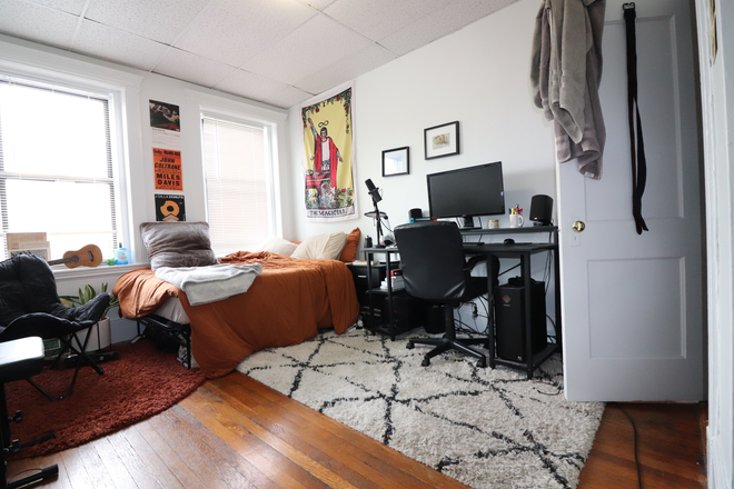 bedroom - Large Fenway 2 bed split for 9/1 Apartments