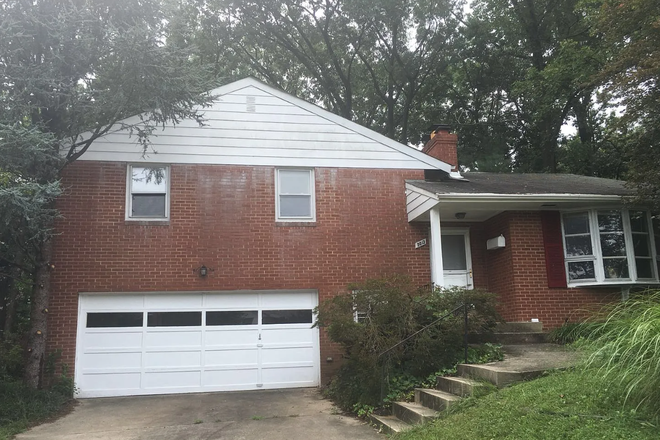 Front - Spacious master bedroom ($790) in 5bd/3ba house close to campus