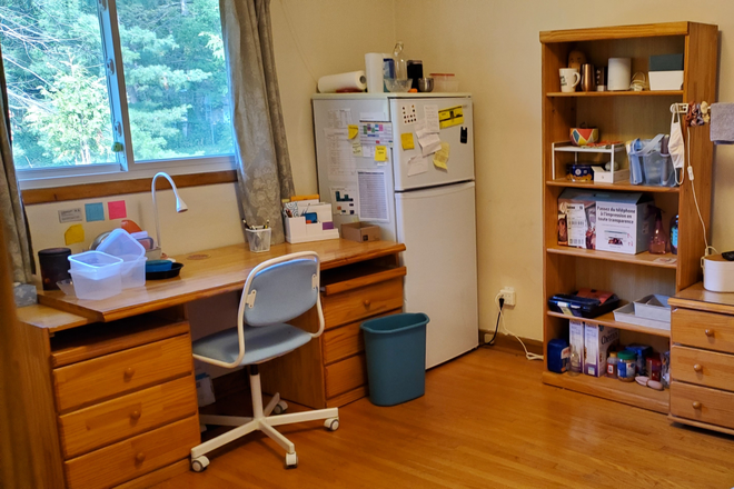 Bedroom with Garden view - Best location.  Across from Scarborough campus! (30 seconds walk only) Furnished Rooms House