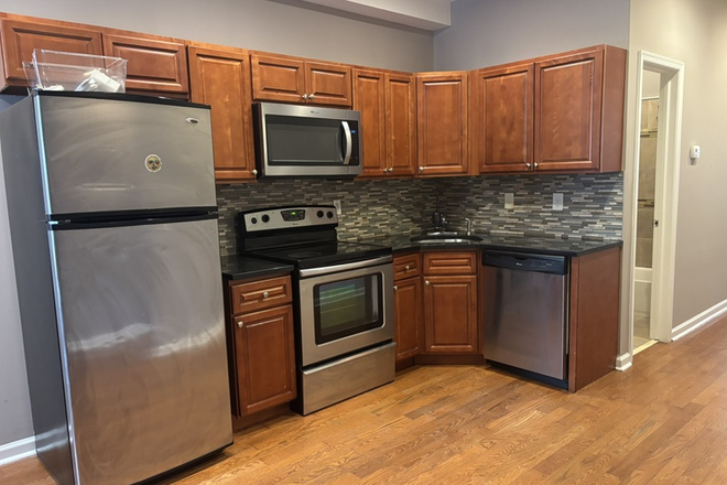 Kitchen - 5-Bed 3-Bath Apartment