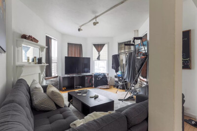 living - SPACIOUS 4 BED, NO BROKER FEE! AVAIL 9/1/26! Apartments
