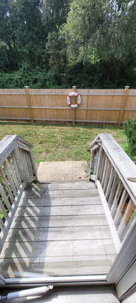 Front steps - $2,200 AVAIL Jan 1, 2026 FREE WIFI! 10 Mins to URI! Town Beach 5 mins! Walk 2 Narrow River. House