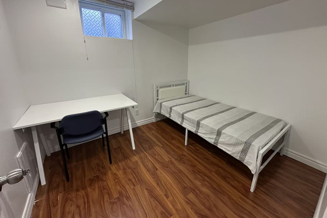 Bed room 1 - Private 4 bedrooms in a one-unit house (newly renovated) for UTSC Students