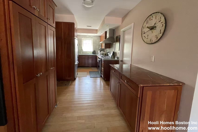 LIVING - SPACIOUS 3 BED/2 BATH CLOSE TO CAMPUS WITH HEAT AND HOT WATER INCLUDED! Apartments
