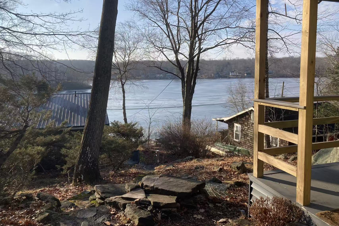please see more info at Virtual Tour Link - Beautiful 2b1b lakeside cottage