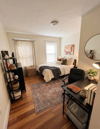 Unit - 4-Bedroom in Washington Square | Available September 1 Condo