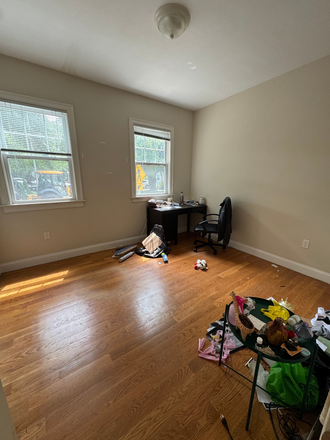 Upstairs bedroom - NO BROKERS FEE 3b3b Duplex in Kendall Square