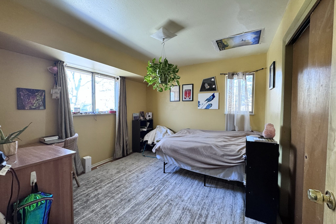 Bedroom - Bedroom for rent in a house close to East Campus starting as early as Feb 1st!