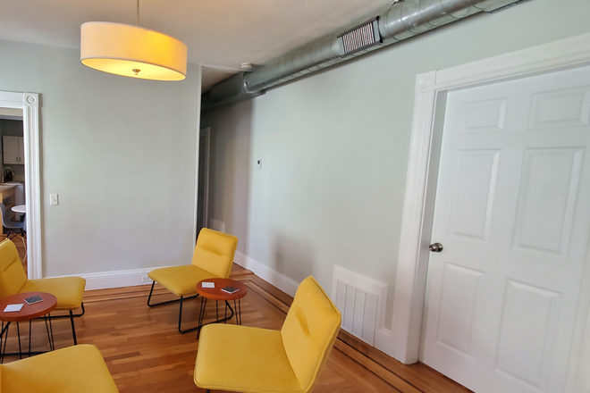 Extra Living Area - Co-Living: Sunny room on 3rd floor of 6 bed, 2.5 bathroom 2 floor Townhouse Apartment