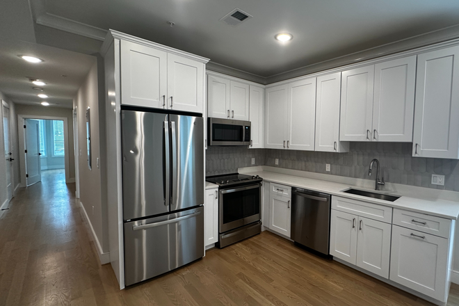 - - 104 Warren St, Brighton | NO BROKER FEE | In-Unit Laundry | Walk to Green Line