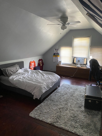 3rd Floor Bedroom - Beautiful Newly Remodeled 4 Bedroom home for rent
