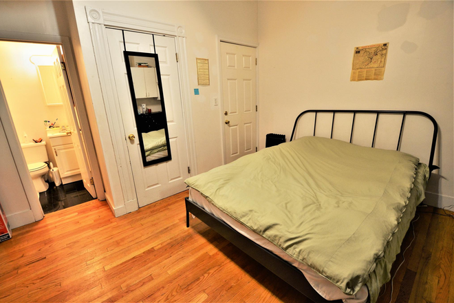 Bedroom - Large 1-bed on Westland Ave. Available 9/1/24