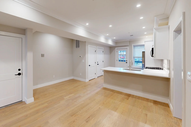 1 - SEPT 2026 - Spacious 3 bed / 1 bath, Washer/Dryer in-unit! Student OK, No Broker Fee Apartments