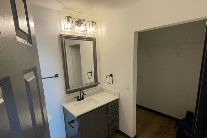 Bathroom - East Edge clean and quiet room Apartments