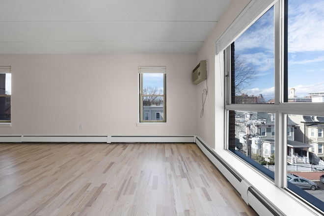 . - LOCATION!! Amazing 2 Bed / 2 Bath w/ Heat&Hot Water, Parking Included! Avail. NOW! Apartments