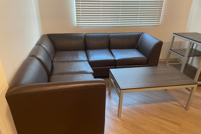 Furnished living room - Plaza Verde I
