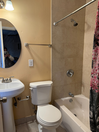 bathroom - Room with own bathroom for rent