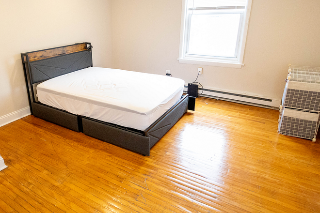 Apartment #2R - 3909 Pine St Apartments