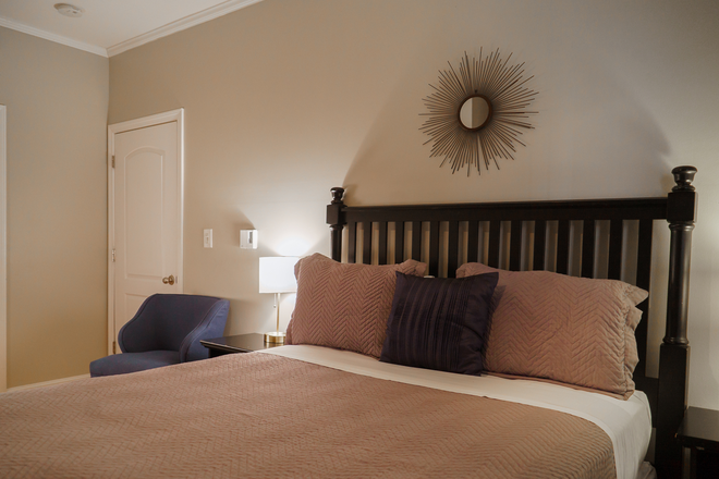 Hub Realty - Back Bay, nicely update 2 bedroom in elegant brownstone building Apartments