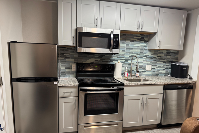 Kitchen - 904 university ave Apartments