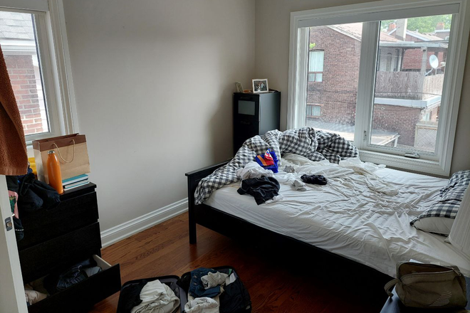 One of the two bedrooms that are available - 2 Bedrooms in 3-Bedroom apartment around Greenwood station