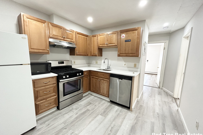 - - SOUTH END three bed - next to campus. Beautiful building 09/01/2025 Apartments