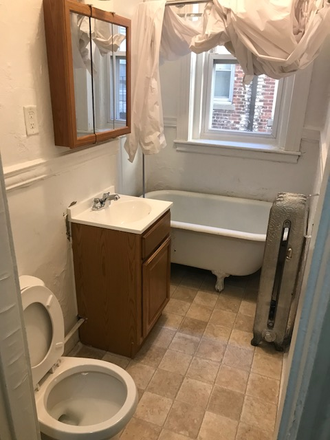 hubrealtyproperties.com - Front facing one bedroom split, great location Apartments