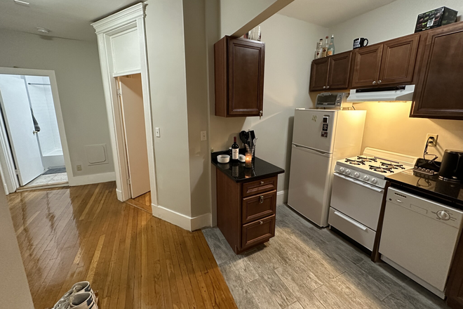 living - LOCATION! 2 BED ON HEMENWAY WITH HEAT AND HOT WATER INCLUDED! 9/1/25!