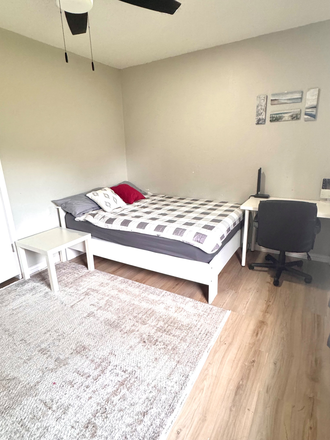 Room1 - Cat friendly/ 10 min drive to campus house